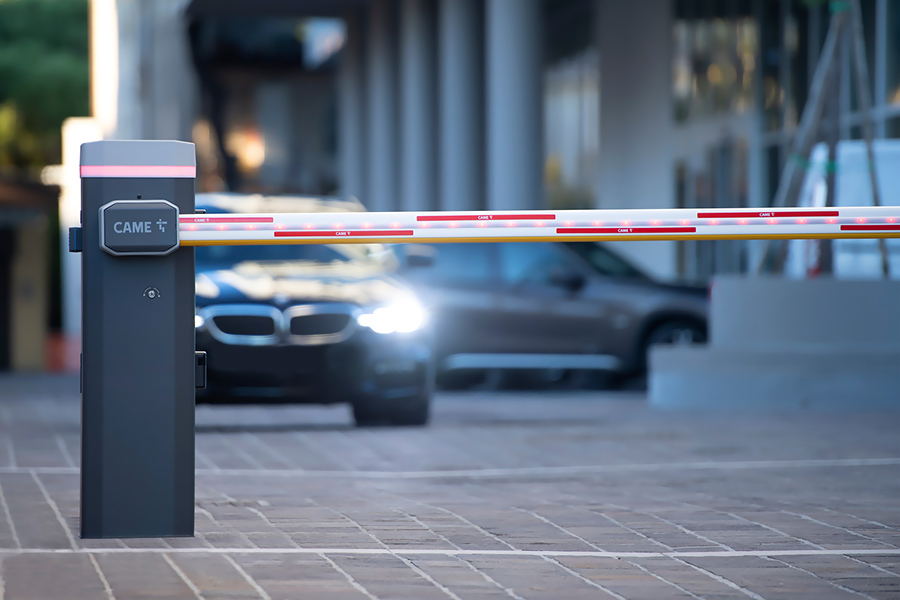 Barrera came gt4 cerrada frente a un vehiculo.