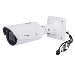 Industrial 21 Cámara bullet de reconocimiento de placas Vivotek con inteligencia artificial, montaje mural y cables integrados para auditoría visual y seguridad cibernética.