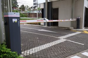 Barreras automáticas vehiculares marca CAME a la entrada del edificio corporativo El Tobogán