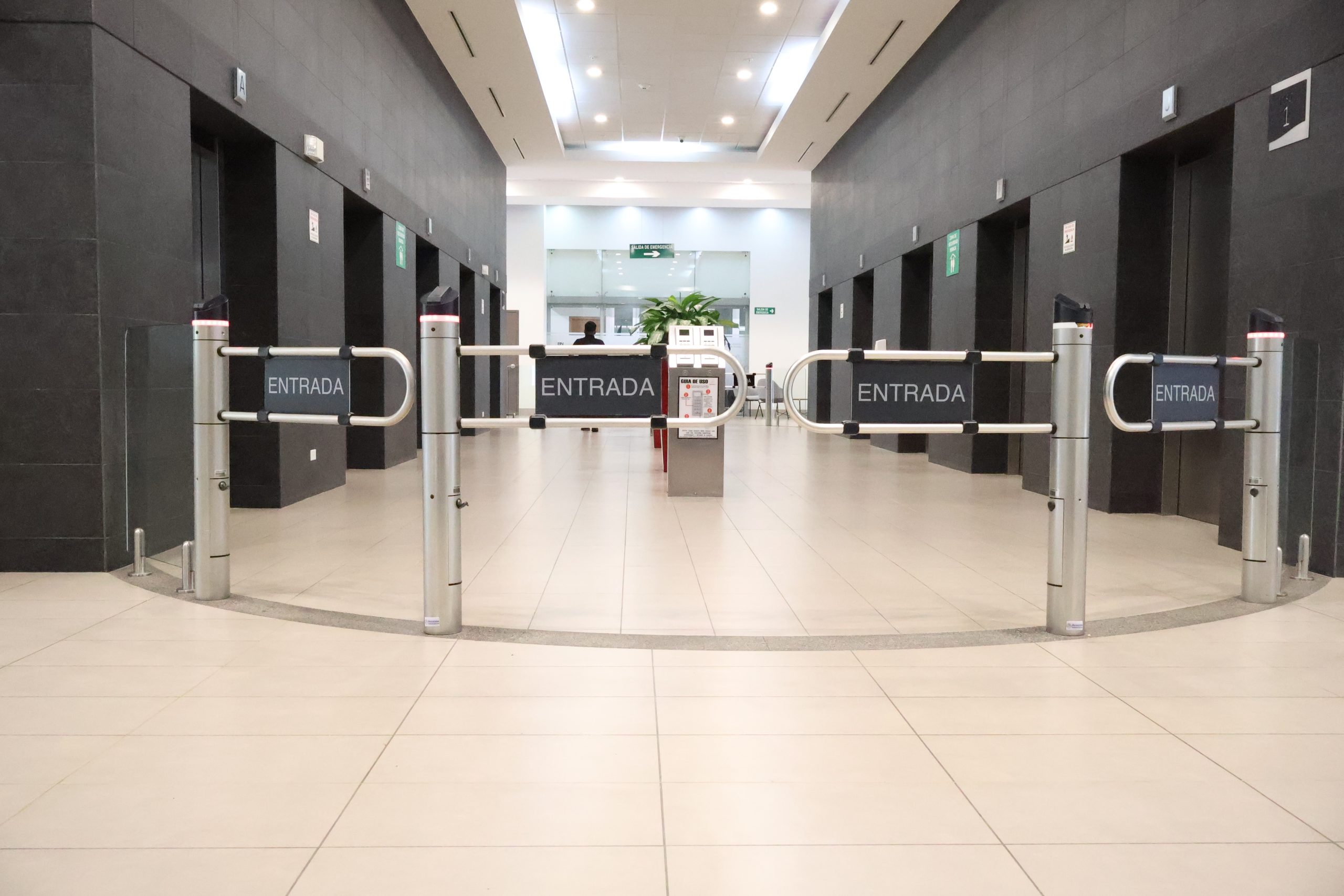 Torniquetes con control de acceso instalados en los elevadores del edificio corporativo el tobogán.