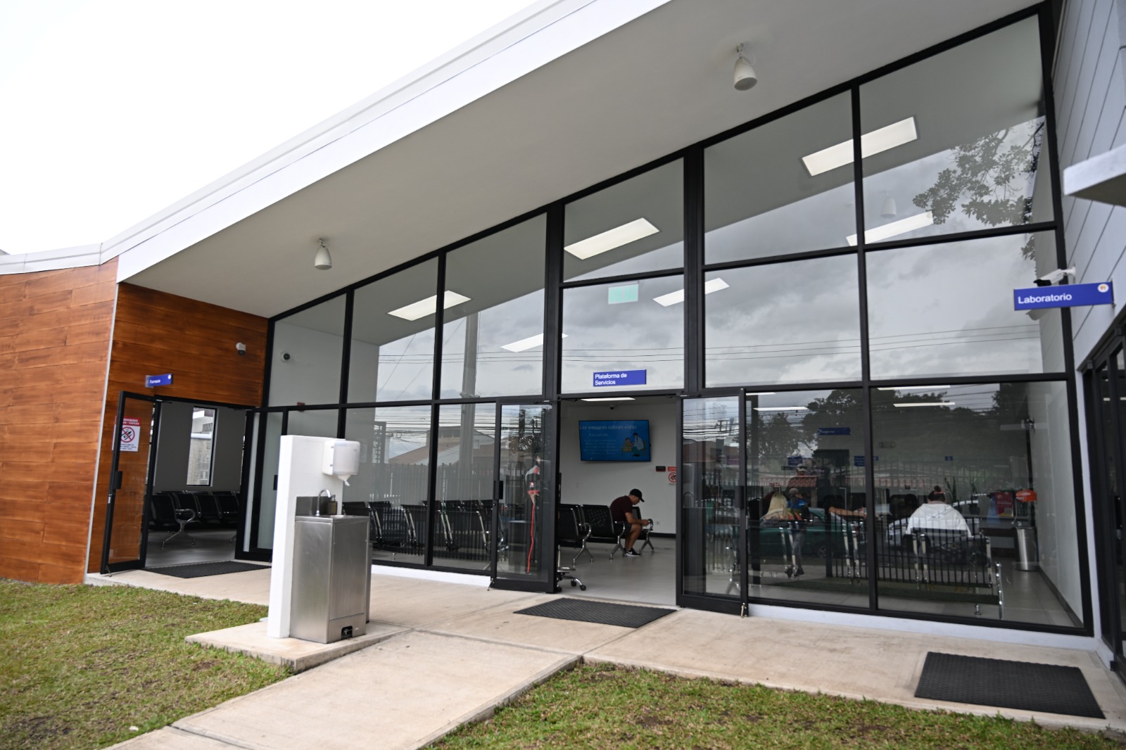Entrada principal del EBAIS de El Llano de Coopesalud.