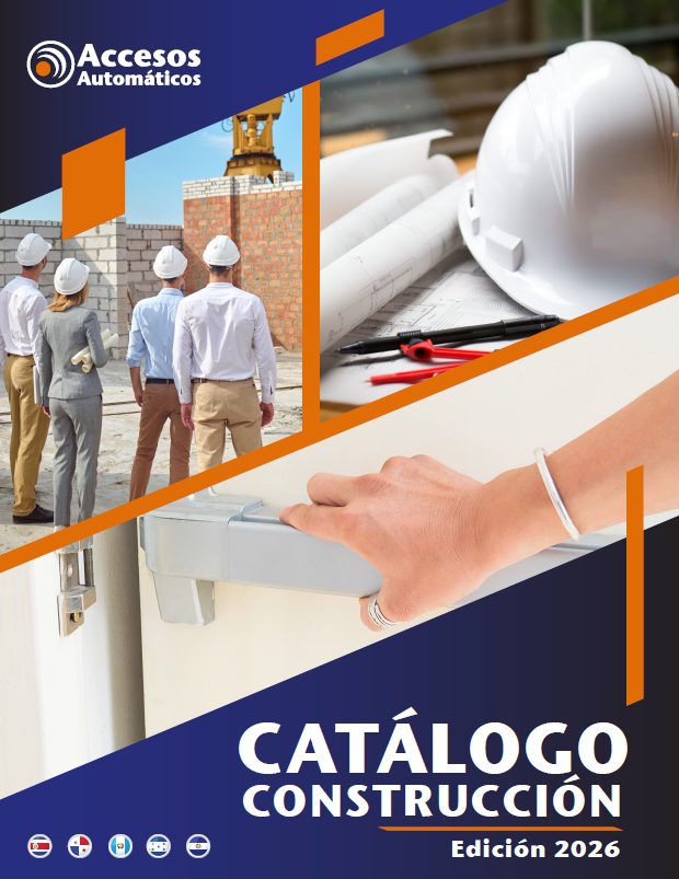 Portada del “Catálogo Construcción – Edición 2026” de Accesos Automáticos. El diseño incluye el logotipo en la parte superior izquierda y una composición de imágenes: un grupo de profesionales con cascos blancos observando una obra en construcción, planos técnicos con un casco de seguridad blanco y herramientas, y una mano accionando una manija de puerta. Elementos gráficos en azul y naranja enmarcan la composición, y en la parte inferior se muestran íconos de banderas y el texto de la edición.