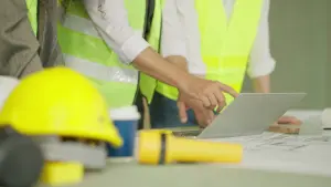 Imagen de cerca de unos ingenieros analizando algo en un computador.
