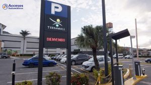 Pantalla electrónica de entrada en el parqueo de Terramall con la frase bienvenido en letras rojas.