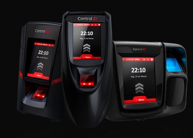 Terminal biométrico Control ID de control de acceso y asistencia con pantalla táctil y lector de huellas dactilares, conjunto de tres modelos en acabado oscuro.